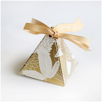 Leere Goldene Schokoladen-Süßigkeiten-Boxen Pyramidenförmige Dreieckige Hochzeits-Gastgeschenk-Box UV-Beschichtung Glitzer-Papierbox Direktverkauf ab Werk