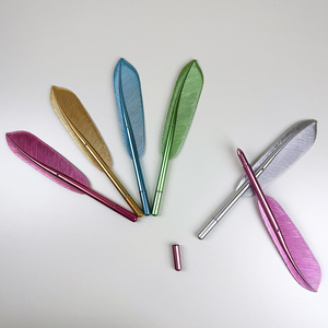 Penna a Sfera Promozionale di Alta Qualità a Forma di Piuma in Plastica, Rossa e Rosa, con Punta da 1.0mm, Logo Sportivo, per Scrittura - Product Image 4