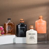 Bouteille de whisky en céramique de verre plat de luxe personnalisée de 350ml bouteilles d'alcool rechargeables avec cachetage en cuir et dessus en liège