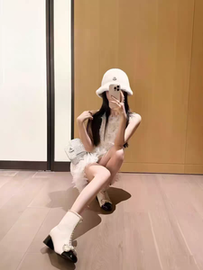 Botines de Cuero de Lujo Franceses para Mujer con Detalle de Cadena, Lazo, Punta Bicolor, Tacón Bajo, Botines Térmicos de Moda para Invierno y Verano - Product Image 2