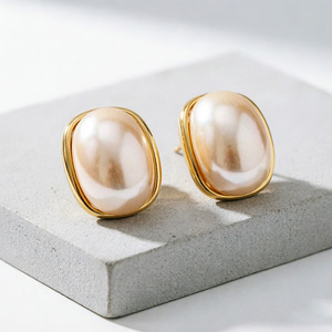 Orecchini alla Moda 2026 Placcati Oro 18K, Stile Francese Chic, con Perle Pastello Ovali e Cornice a Mezzaluna, Unisex, Minimalisti, Nuovi per Feste - Product Image 5