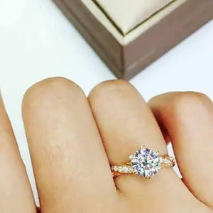 Bagues Plaqué <span class=keywords><strong>Or</strong></span> Classiques à 6 Griffes en Laiton CZ Imitation Diamant pour <span class=keywords><strong>Femme</strong></span> – Vente en Gros, Pas Cher, pour Mariage, Fiançailles ou Cadeau de Fête - Product Image 4