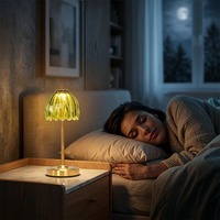 Lampe de table LED élégante avec abat-jour en verre côtelé, tige en métal, base ronde, lumière d'ambiance chaude pour chambre à coucher, salon, table de chevet