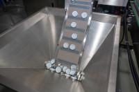 Machine de remplissage et d'emballage de granulés pour collations à l'avoine en bouteille en plastique / en verre