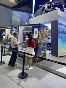 Distributeur automatique de batteries externes et d'accessoires mobiles Weimi avec élévateur et fentes à poussée directe pour centres commerciaux - Product Image 6