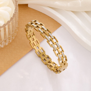 Bracelet jonc en acier inoxydable plaqué or 18 carats avec zircone cubique, design inspiré, motif carré ajouré, bijoux pour femme - Product Image 2