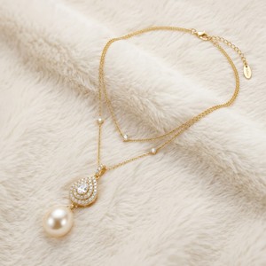 Collares con colgante de varias capas chapados en oro al por mayor OEM/ODM, con circonitas micro pavé en forma de lágrima y perlas doradas, joyería para mujer. - Product Image 3