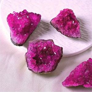 Vente en gros de cristaux de haute qualité, écologiques, teints en rouge rose, en forme irrégulière, pour la méditation et la décoration de la maison - Product Image 6