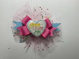 Moño para el pelo bordado 'Jesús me ama' de 3 capas de grosgrain con tul de lentejuelas arcoíris y pinza de cocodrilo - Product Image 2