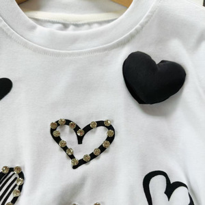 Completo estivo da ragazza con cuore decorato con borchie, top a maniche corte e gonna a pieghe tinta unita - Product Image 3