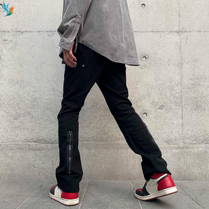 Jean slim bootcut sculpté avec coutures apparentes, rivets métalliques noirs, déstructuré, micro-évasé pour homme - Product Image 5