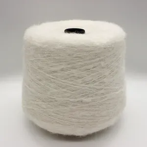 白色再生混色高韧性绒毛纱，用于针织和缝制染色图案环纺技术