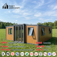 Maisons conteneurs préfabriquées extensibles en acier léger à panneaux sandwich de 20/30/40 pieds, résistantes aux tremblements de terre, portables et très demandées