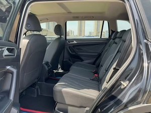 Volkswagen <span class=keywords><strong>Tiguan</strong></span> L 2.0T Essence 5 portes 5 places SUV LHD avec toit ouvrant panoramique et intérieur sombre, automatique, modèle <span class=keywords><strong>2022</strong></span>, occasion, en promotion - Product Image 4