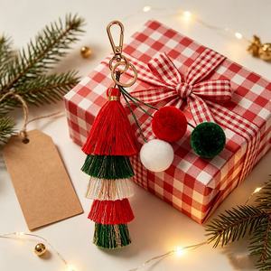 Gantungan Kunci Rumbai Bertingkat Desain Bentuk Pohon Natal Merah Hijau Emas Berkilau Benang Metalik Tali Kepang Label Kayu Pom Pom Hadiah - Product Image 3