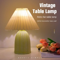 Lampe de table en céramique plissée rétro nordique pour chambre et bureau, veilleuse de chevet avec ambiance décorative raffinée