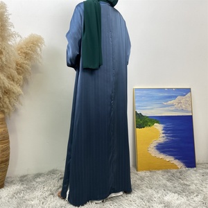 1439 #   Abaya pour femmes musulmanes en satin lisse, style kimono à manches fendues, vêtement islamique populaire, abayas modestes imprimées avec des lignes argentées - Product Image 2