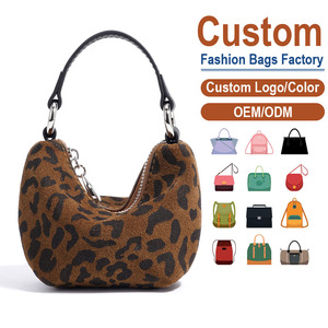 Bolso Hobo de Cuero Genuino de Grano Completo con Estampado de Leopardo, Acabado Tipo Gamuza Pulida en Color Marrón Bronceado y Asa Negra Lisa - Product Image 1