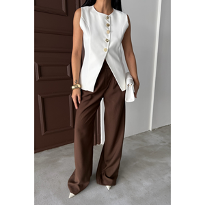 Gilet blanc pour femme avec détails de boutons dorés, veste élégante - Product Image 3