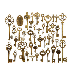Lot de 40 breloques clés mélangées pour fêtes d'anniversaire et mariages, clés squelette anciennes, clés vintage en bronze antique - Product Image 1