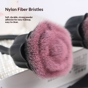 Brocha de Maquillaje Profesional de Lujo en Forma de Rosa con Mango de Plástico, Pelo Sintético de Alta Calidad para Base, Venta al Por Mayor - Product Image 6