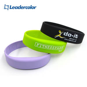Pulsera RFID NFC <span class=keywords><strong>de</strong></span> Silicona Impermeable Pasiva <span class=keywords><strong>de</strong></span> 13.56Mhz Personalizada <span class=keywords><strong>de</strong></span> Fábrica para Eventos y Festivales - Product Image 1