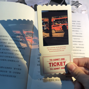 Tarjetas postales de anime personalizadas OEM con película invertida, de cartón, con foto personalizada y <span class=keywords><strong>detalles</strong></span> a prueba de luz con acento de monstruo para exhibición de recuerdos de conciertos - Product Image 4