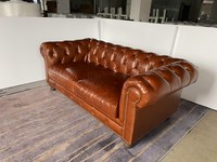 Canapé Chesterfield trois places carré en cuir véritable marron vintage, extensible, style moderne du milieu du siècle, style européen, dossier capitonné en bois