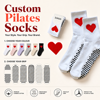 Chaussettes de yoga antidérapantes en silicone à motif cœur, tricotées côtelées, pour femmes, avec logo personnalisé OEM, idéales pour le Pilates et le fitness printanier