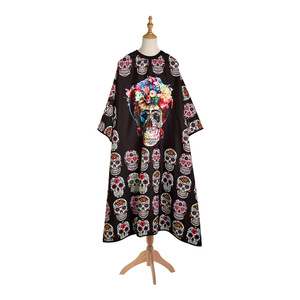 Capa de Peluquería Wanmei Extra Larga con Estampado de Calaveras Negras, Resistente, para Uso en Salón y en Casa - Product Image 1
