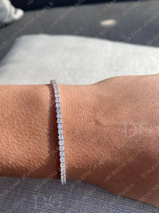 Bracelet tennis en argent 925 plaqué or avec diamant moissanite de 3,5 carats, style classique, serti à la main, pour les fêtes - Product Image 3