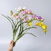 Fleur artificielle de Freesia réaliste, petite décoration de table, arrangement moderne pour l'ameublement, décoration de mariage, restaurant, aménagement paysager