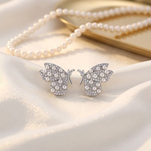 Pendientes Elegantes de Perlas y Mariposas 2026 para Mujer, Brillantes con Circonitas, Chapados en Rodio, Joyería de Aleación, Regalo para Bodas y Fiestas, Venta al por Mayor - Product Image 1
