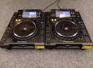 Une paire de platines Pioneer <span class=keywords><strong>CDJ</strong></span> 2000 prenant en charge les supports CD/<span class=keywords><strong>USB</strong></span> et le logiciel Rekordbox. - Product Image 2
