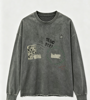 T-shirt à manches longues oversize délavé, impression DTG Kornit, motif collage multi-graphe, portrait et lettres circulaires, ourlet brut effiloché