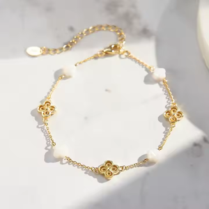 Bracciale Portafortuna Personalizzato Placcato Oro 14k Set di Bracciali di Lusso con Quadrifoglio e Perle in Argento S925 - Product Image 5