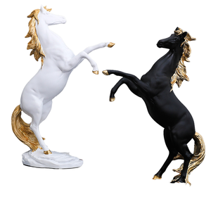 Figurine de cheval en résine moderne et créative, sculpture de lettres peinte à la main pour la décoration de Noël à la maison - Product Image 4