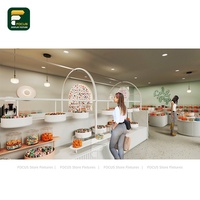 Aménagement intérieur personnalisé pour confiserie : Présentoirs modernes, étagères, îlots de présentation, vitrine LED, écologiques et robustes