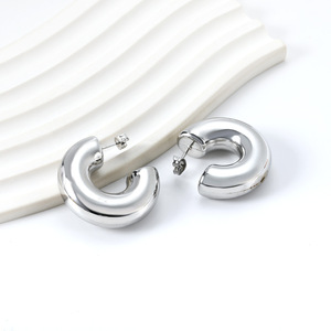 Boucles d'oreilles en forme de C en alliage de zinc, géométriques, tendance pour femmes - Product Image 1