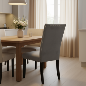 Sedia da pranzo imbottita in flanella grigia con finiture a borchie, design moderno per cucina e sala colazione - Product Image 2