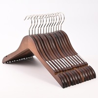 Cintres en bois personnalisés les plus vendus, à encoches antidérapantes, pour vêtements et chaussures, avec logo personnalisé, pour manteaux, costumes et chemises