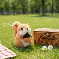 Peluche d'écureuil simulé mignonne, jouet en peluche d'écureuil câlin tenant un acorn
