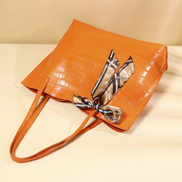 Sac fourre-tout premium en PU gaufré crocodile vert, résistant à l'eau, avec accent foulard, sac à bandoulière pour femme, grand sac de transport pour le travail et les voyages