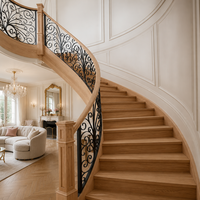 Escalier en colimaçon courbé sur mesure, garde-corps en fer forgé orné, marches en bois, design luxueux pour villa, hôtel, grand hall intérieur
