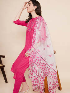Ensemble Kurta et pantalon en rayonne brodée pour femme avec dupatta – Prix de gros – Fabriqué à la main en Inde – Produit en vrac – Rajas Khazana - Product Image 6