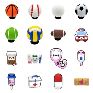 1 pièce/lot Breloques 3D en PVC pour lacets de chaussures, motifs sportifs (ballon, football, basketball) et médicaux (sabot), personnalisables, vente en gros - Product Image 1