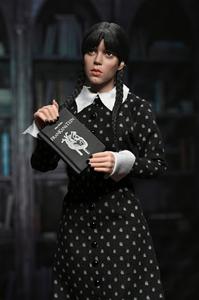 NECA 42400 <span class=keywords><strong>Wednesday</strong></span> Addams (Tenue Classique) Figurine Articulée en Plastique de 8 Pouces 14+ Boîte Couleur - Product Image 4