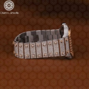 Montre en diamant de qualité supérieure avec mouvement à quartz de précision pour accessoires de mode et collection de cadeaux, disponible à la vente - Product Image 2