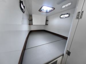 Le bateau de loisirs en fibre de verre de 28 pieds offre un équilibre entre les bateaux ouverts et les grands yachts pour de courtes escapades - Product Image 5