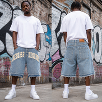 Shorts en jean cargo pour hommes, style streetwear et hip-hop, avec logo brodé personnalisé, bords bruts et effet vieilli, fabriqués par un fabricant de patchs brodés.
